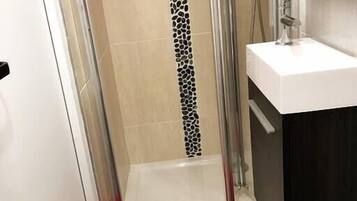Douche, sèche-cheveux, serviettes fournies