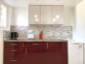 Kjøleskap, mikrobølgeovn, kokeplater og kaffetrakter/tekoker