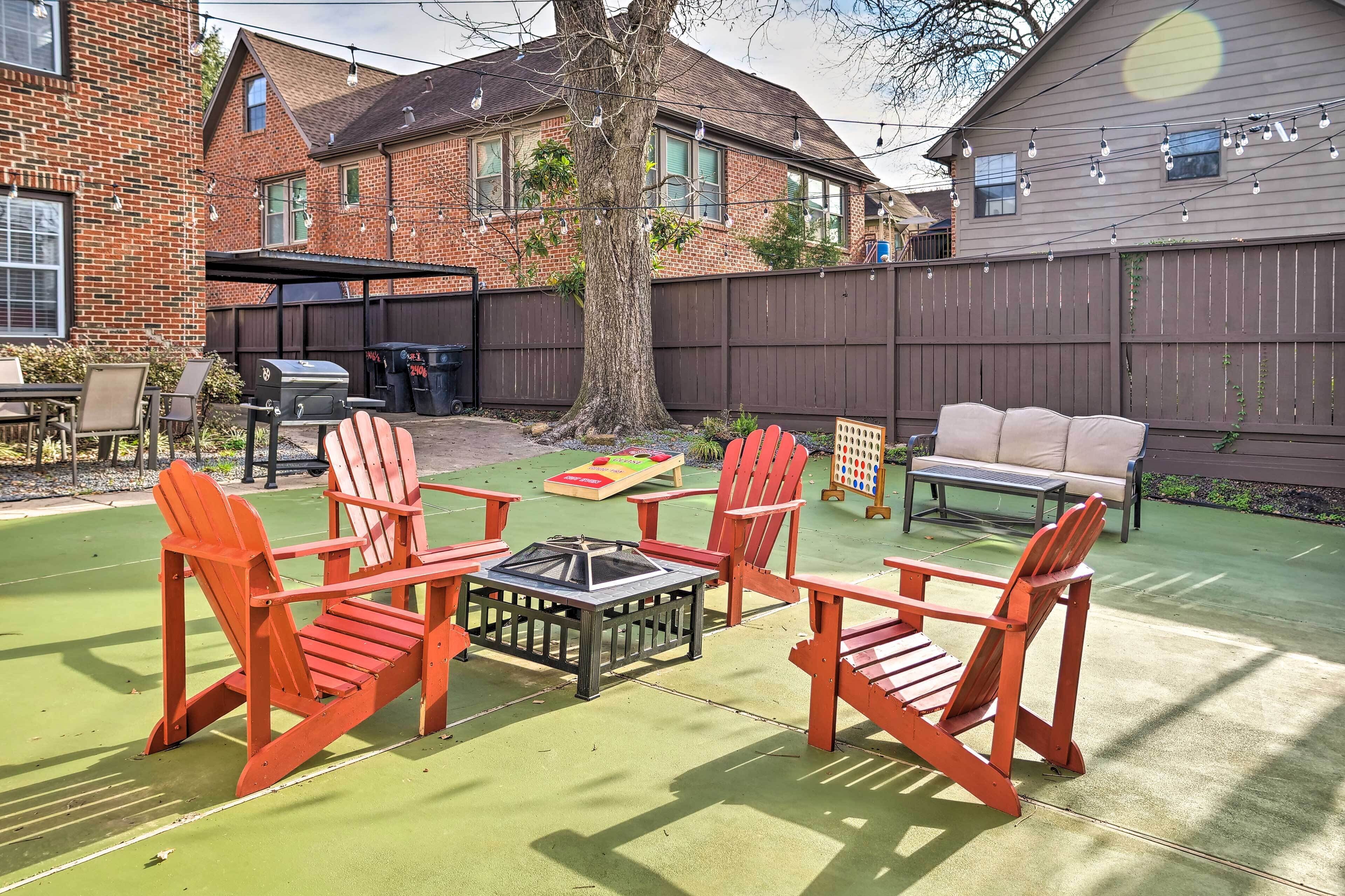 Elite Houston Home w/ Fire Pit, Grill & Hot Tub!