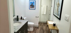 Douche, sèche-cheveux, serviettes fournies, savon