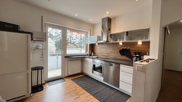 Een koelkast, een oven, een kookplaat, een vaatwasser