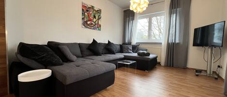 Téléviseur, table de ping-pong