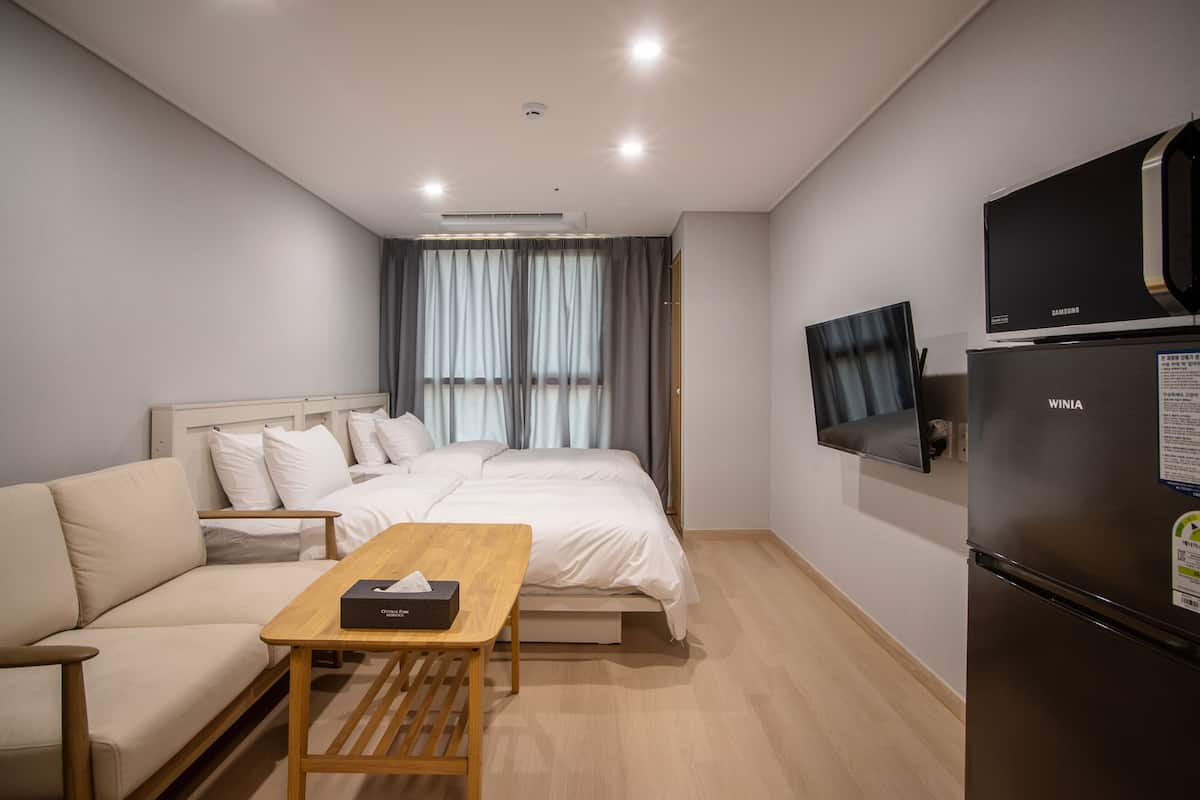 Twin Room | Chăn bông, nệm có lớp đệm bông, bàn 