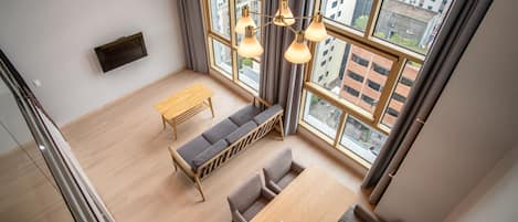 Presidentiële vierpersoonskamer | Donsdekens, pillowtop-bedden, een bureau, een laptopwerkplek