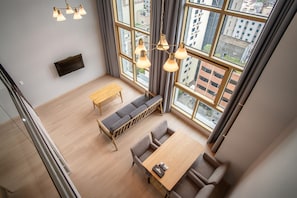 Suite King | Gebar bulu kapas, tilam berlapik, meja, ruang kerja komputer riba 