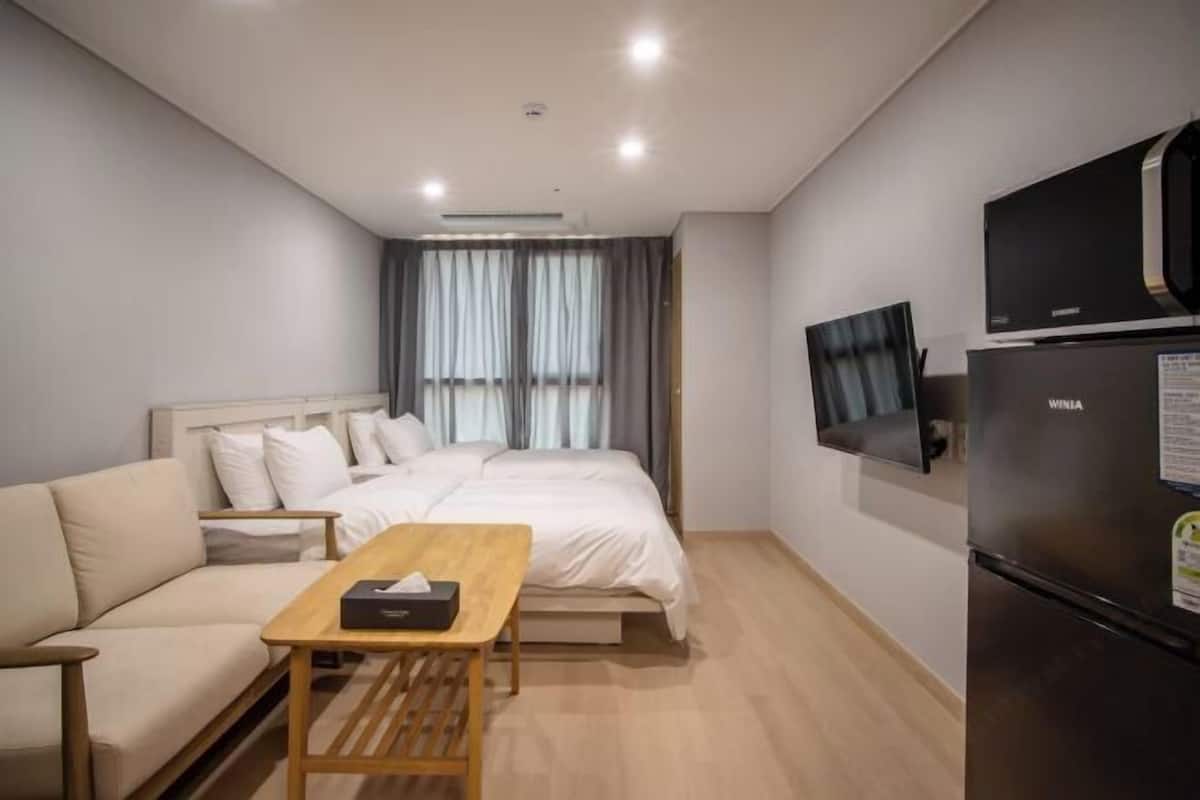 Chăn bông, nệm có lớp đệm bông, bàn 