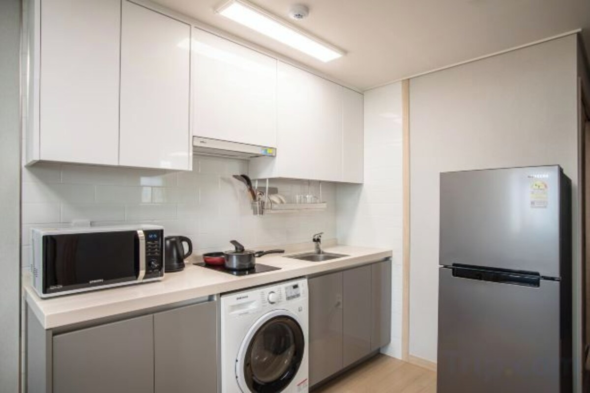 Eigene Küche | Großer Kühlschrank, Mikrowelle, Herdplatte