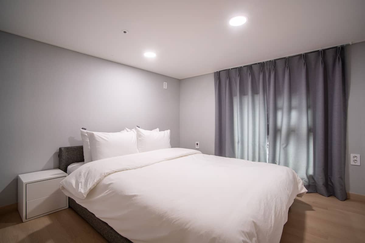 Suite King | Down comforters, pillowtop beds, desk, laptop workspace