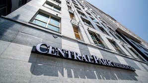 Un immeuble portant l’inscription « CENTRAL PARK RESIDENCE », ce qui indique qu’il s’agit d’un immeuble d’habitation.