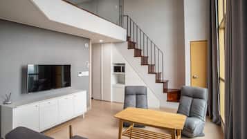 Suite Queen Room on the top floor | Πουπουλένια παπλώματα, κρεβάτια με ανώστρωμα, γραφείο