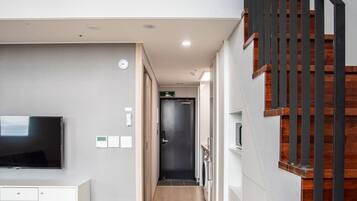 Suite Queen Room on the top floor | Duntäcken, bäddmadrasser, skrivbord och arbetsyta för laptop