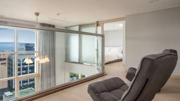 Suite Queen Room on the top floor | Duntäcken, bäddmadrasser, skrivbord och arbetsyta för laptop