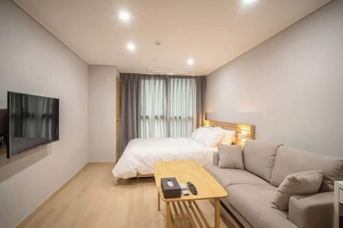 Down comforters, pillowtop beds, desk, laptop workspace