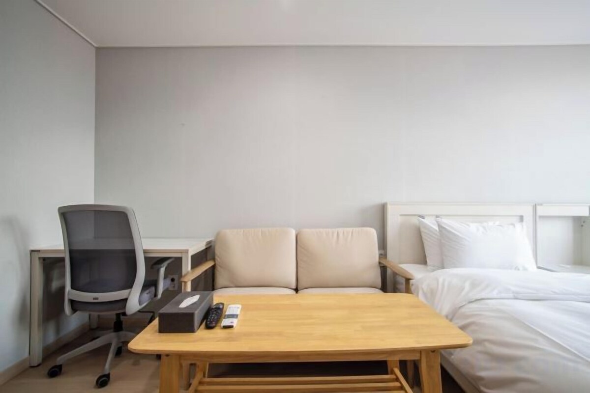 Down comforters, pillowtop beds, desk, laptop workspace