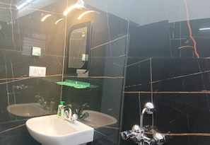 Shower, rainfall showerhead, free toiletries, bathrobes