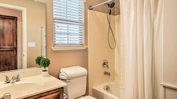 Kostenlose Toilettenartikel, Haartrockner, Handtücher