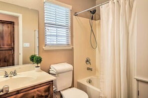 Kostenlose Toilettenartikel, Haartrockner, Handtücher