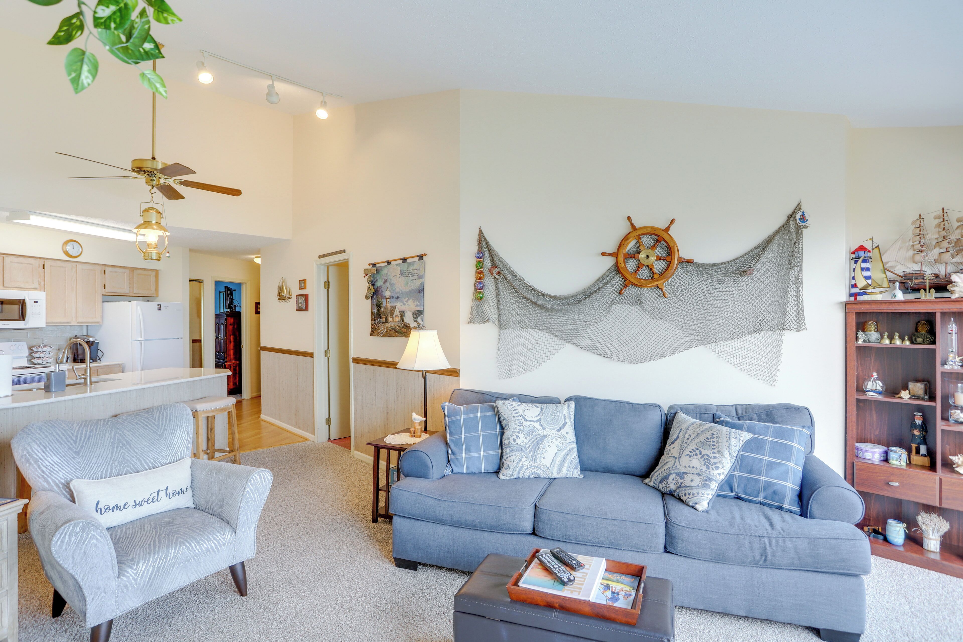 Walkable Condo w/ Balcony, Dock & Pool Access