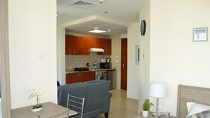 Studio | Oppholdsområde | En 450-tommers LED-TV med Parabol-TV samt TV