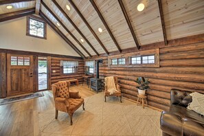 Fireplace - Serene Kootenai Cabin - 3 Mi to Dtwn & River! (Bonners Ferry)