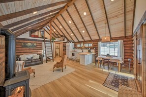 Interior - Serene Kootenai Cabin - 3 Mi to Dtwn & River! (Bonners Ferry)