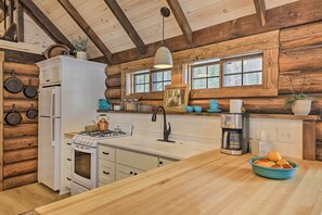 Fridge, stovetop, coffee/tea maker, toaster - Serene Kootenai Cabin - 3 Mi to Dtwn & River! (Bonners Ferry)