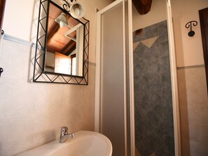 Shower, bidet - Charming Tuscan Farmhouse (Arbia Asciano)