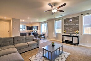 A living room with a sectional sofa, a coffee table, and a ceiling fan. - 4 Mi to City Center: Family-Friendly Retreat! (Merced)