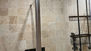Douche, serviettes fournies, savon, papier toilette
