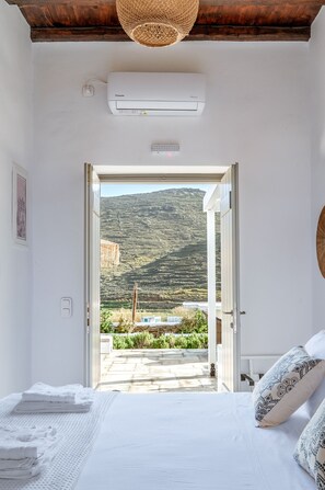 Executive Suite, Hot Tub | Egyptian cotton sheets, premium bedding, pillowtop beds, in-room safe - Ursa Major Suites (Tinos)