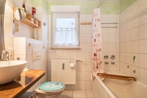 Bathtub, hair dryer, towels - Attic Apartment "Tasoli" with Mountain View & Balcony (Lindau)