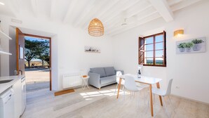 Ein modernes Interieur mit Essbereich, Sofa und Küche.