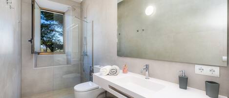 Douche, sèche-cheveux, serviettes fournies