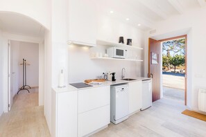 Een koelkast, een magnetron, een kookplaat, een vaatwasser