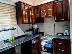 Fridge, microwave, oven, electric kettle - PREMIER 2Bed, 3Bath Aprt at Adenta.Wifi,Clean.Safe (Greater Accra Region)
