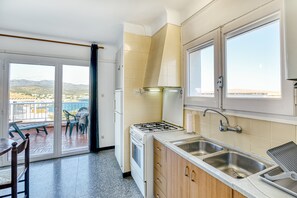 Fridge, microwave, oven, stovetop - Apartment "Ático Vistas Llançà" Near Beach with Sea View & Terrace (LLANÇÀ)