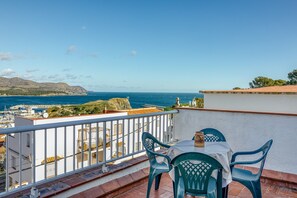 Outdoor dining - Apartment "Ático Vistas Llançà" Near Beach with Sea View & Terrace (LLANÇÀ)