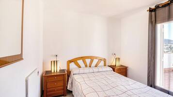 1 habitación, tabla de planchar con plancha y ropa de cama