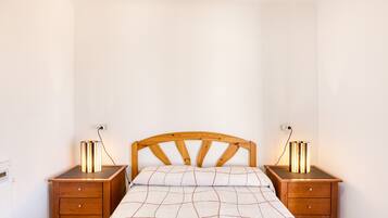 1 chambre, fer et planche à repasser, draps fournis