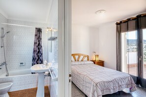 Kylpyamme, hiustenkuivaaja, pyyhkeet, vessapaperi