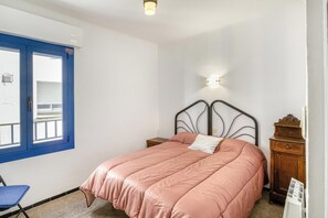 3 bedrooms, iron/ironing board, bed sheets - Holiday Home "Casa centro port" Near Beach with Sea View & Balcony (Llançà)