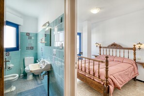 Badekar, hårføner og håndklær