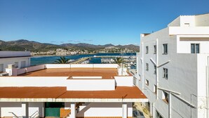 Ein Küstengebäude mit Blick auf das Meer und die Berge.