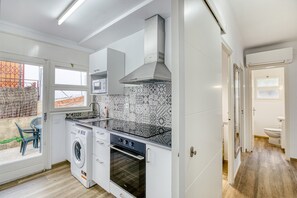 Een koelkast, een magnetron, een oven, een kookplaat