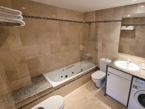 Bathtub, towels - Apartment Mar Dor Pool View 030 with Terrace, Shared Pool & Wi-Fi (L'Estartit)