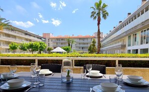 Outdoor dining - Apartment Mar Dor Pool View 030 with Terrace, Shared Pool & Wi-Fi (L'Estartit)