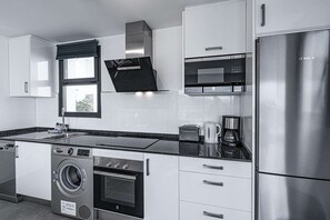 Réfrigérateur, four à micro-ondes, un four, lave-vaisselle