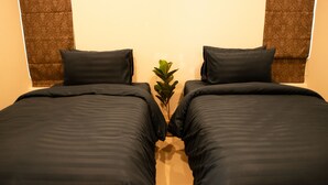 A room with two beds, a small plant, and patterned curtains. - Hua-Hin Private pool villa (Tambon Hin Lek Fai, Amper Hua-Hin)