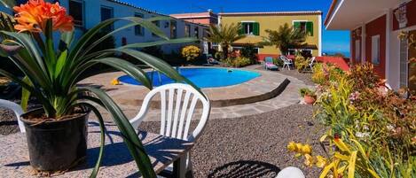 Una piscina al aire libre, una piscina climatizada