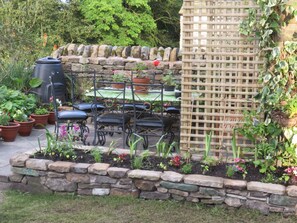 Outdoor dining - Cosy, quaint country cottage with views of Kinder.  (Hayfield)